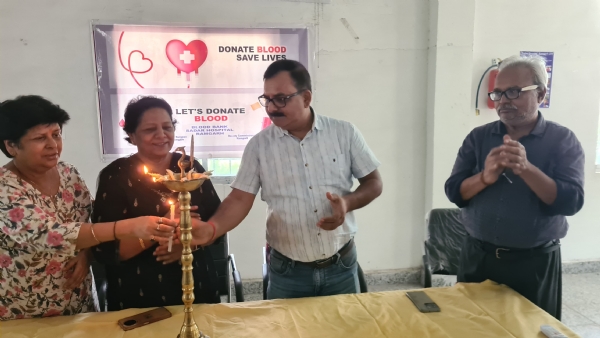 उद्घाटन करते चिकित्सक
