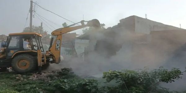 अंबिकापुर में अवैध अतिक्रमण पर चला प्रशासन का बुलडोजर, 39 मकान ध्वस्त, 500 से अधिक पुलिस बल रहे तैनात