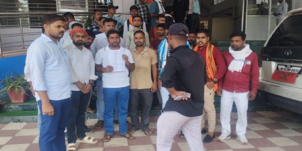 पलामू में चतुर्थवर्गीय पदों पर विज्ञापन का विरोध