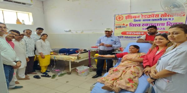 रक्तदान दिवस पर मां - बेटे ने रक्तदान कर लोगों को किया प्रेरित