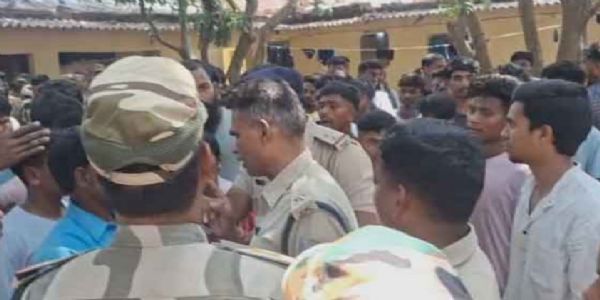 हॉस्टल खाली कराने पहुंची पुलिस टीम का छात्राें ने किया विराेध