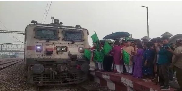 जलपाईगुड़ी-सियालदह हमसफर एक्सप्रेस ट्रेन का शुभारंभ, यात्रियों में खुश