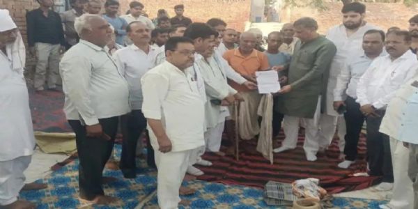 पीड़ित परिवार को बिजली विभाग ने दी आर्थिक सहायता