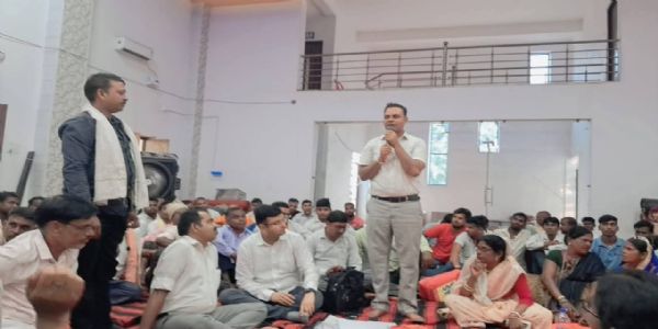 सड़क दुर्घटना की रोक को लेकर दर्जनों गांव के लोगों ने किया महामंथन