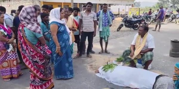 टेलर की चपेट में आने मोटरसाइक‍िल सवार युवक की मौत, आक्रोश‍ित ग्रामीणों ने कि‍या चक्‍काजाम