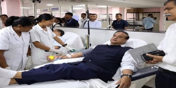 मुख्यमंत्री ने विश्व रक्तदान दिवस पर किया रक्तदान