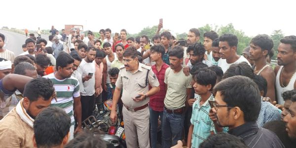 बिहार के अररिया में सड़क दुघर्टना में तीन युवकों की मौत