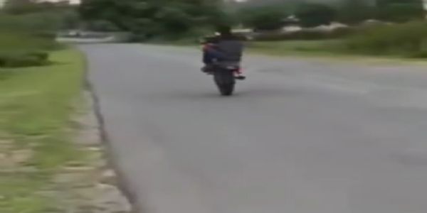 अंबिकापुर : बाइक से स्टंटबाजी करने पर युवक गिरफ्तार, सोशल मीडियो में बीते दिनों वीडियो हुआ था वायरल