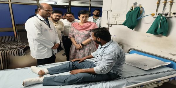 आआपा नेता आतिशी ने अहमदाबाद एयर इंडिया विमान हादसे के घायलों से की मुलाकात