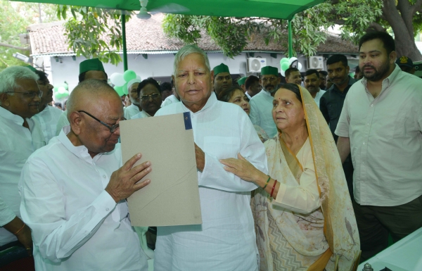 मंगनी लाल मंडल राजद प्रदेश अध्यक्ष पद  के लिए राजद सुप्रीमो लालू प्रसाद की मौजूदगी में नॉमिनेशन फाइल करते