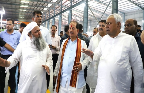 मुख्यमंत्री मुजफ्फरपुर में बैग निर्माण की नई औद्योगिक इकाई के उद्घाटन के दौरान मुख्यमंत्री मुजफ्फरपुर में बैग निर्माण की नई औद्योगिक इकाई के उद्घाटन के दौरान