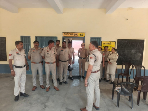 गांव रामपुरा बिश्नोइयां में पंचायत उप चुनाव को लेकर बूथों का निरीक्षण करती एसपी निकिता खट्टर।