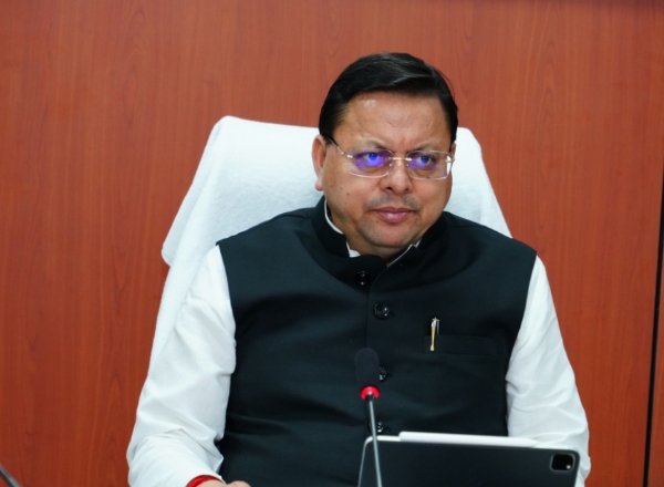 पुष्कर सिंह धामी शनिवार शाम राज्य आपातकालीन परिचालन केन्द्र में मानसून सीजन व आपदा प्रबन्धन की तैयारियों की समीक्षा करते।