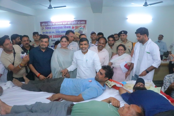 विश्व रक्तदान दिवस के अवसर पर आर्य कॉलेज में रक्तदाताओं को बैज लगाते शिक्षा मंत्री महिपाल ढांडा