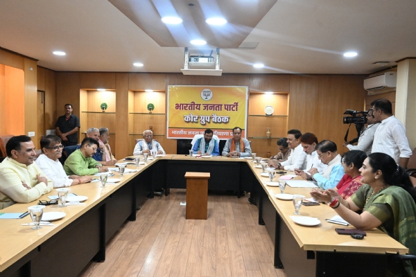 भाजपा कोर ग्रुप की बैठक में भाग लेते मुख्यमंत्री व अन्य नेता