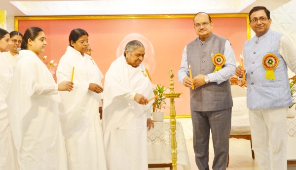 गुरुग्राम स्थित ओम शांति रिट्रीट सेंटर में बच्चों के कार्यक्रम का दीप प्रज्वलित कर उद्घाटन करते हुए फेडरेशन ऑफ इंडियन इंडस्ट्री के डॉ. दीपक जैन, सेंटर बोर्ड ऑफ ट्रस्टी, ईपीएफओ के मेंबर हितेंद्र मेहता,  राजयोगिनी विजय दीदी, बीके रेखा, बीके येशु, बीके दिव्या एवं बीके पारुल।