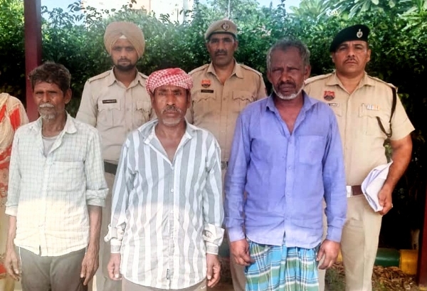 नकली सोना बेचकर ठगने वाले आरोपी पुलिस हिरासत में
