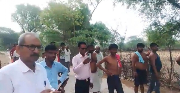 लकड़बग्घे को बाहर ले जाते ग्रामीण