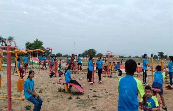 खेल मैदान में अभ्यास करते युवा।