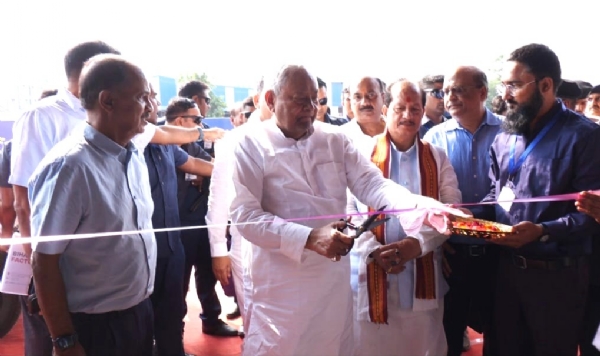 मुख्यमंत्री नीतीश कुमार ने मुजफ्फरपुर के बेला औद्योगिक क्षेत्र में बैग फैक्ट्री का उद्घाटन किया
