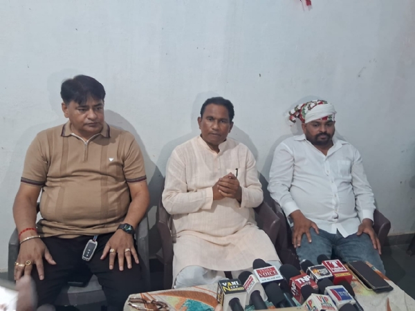भगवानपुर में आयोजित प्रेस वार्ता के दौरान पूर्व विधायक देशराज कर्णवाल (बीच में), भाजपा कार्यकर्ताओं के साथ पत्रकारों से संवाद करते हुए।