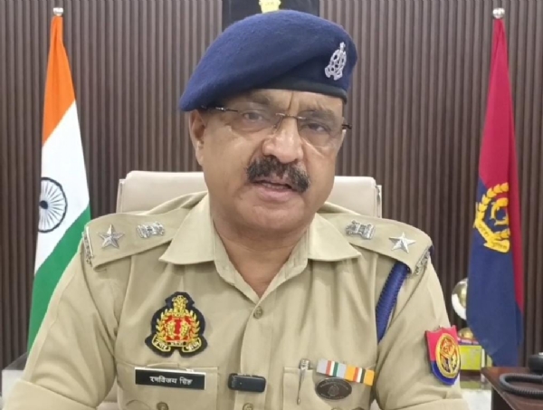 मझोला के भोला सिंह मिलक गांव में भारत रत्न बाबा साहेब डॉ भीमराव की प्रतिमा क्षतिग्रस्त होने की जानकारी देते पुलिस अधीक्षक नगर कुमार रणविजय सिंह।