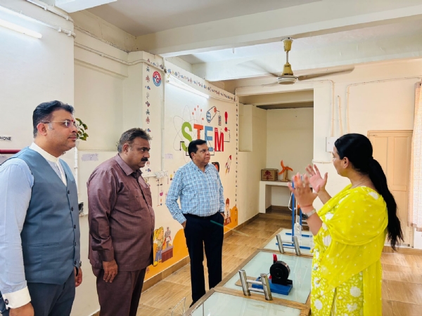 न्यायमूर्ति ललित बत्रा व मानवाधिकार आयोग के सदस्य दीप भाटिया चिल्ड्रन विलेज का दौरा करते हुए