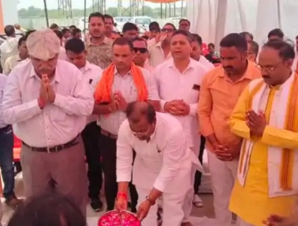 शिलान्यास करते विधायक