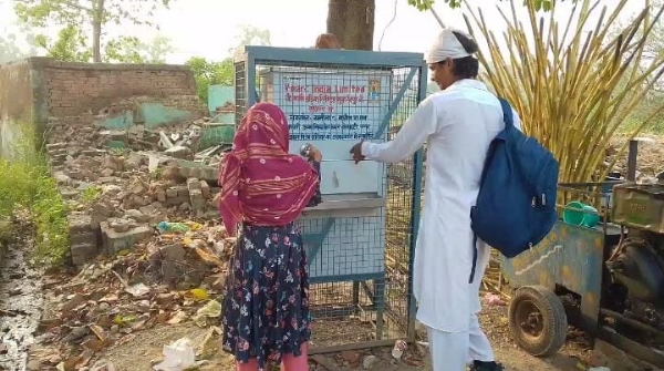 कलियर इमामसाहब रोड पर श्रद्धालुओं की सुविधा के लिए लगाया गया फ्रीजर बंद पड़ा, पानी की किल्लत से परेशान जायरीन।