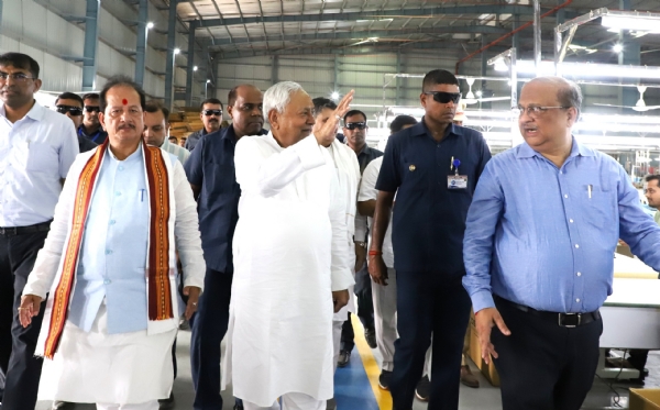 मुख्यमंत्री नीतीश कुमार ने मुजफ्फरपुर के बेला औद्योगिक क्षेत्र में बैग फैक्ट्री का उद्घाटन किया