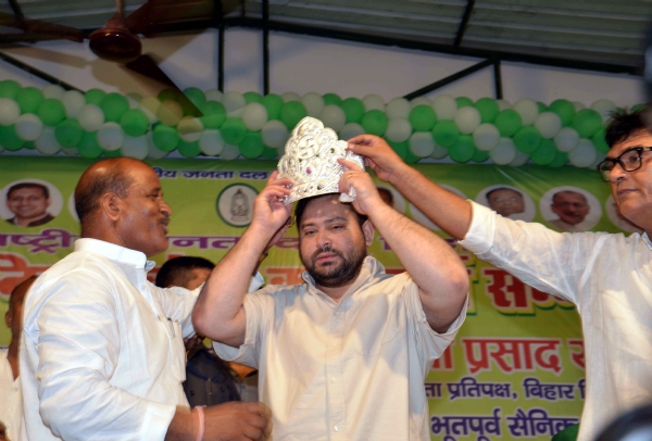 राजद भूतपूर्व सैनिक प्रकोष्ठ के कार्यकर्ता सम्मेलन में तेजस्वी यादव को सम्मानित करते