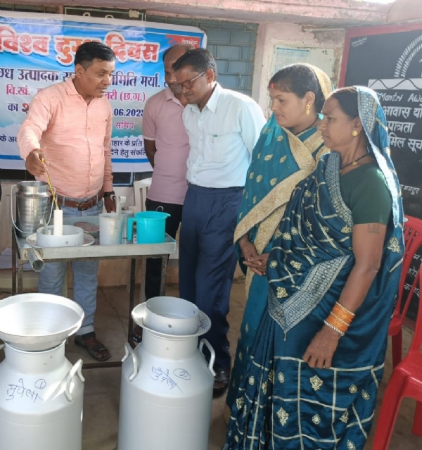 ग्रामीणों से दुग्ध संकलन करते हुए।