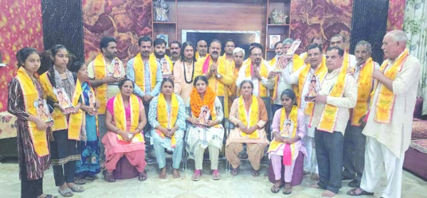 कार्यक्रम के दौरान अखाड़े के पदाधिकारी