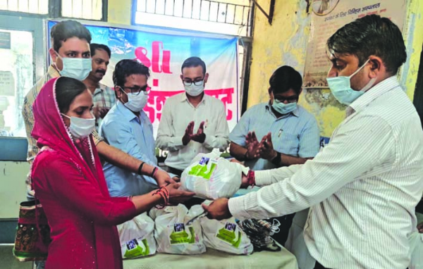 इम्यूनिटी किट बांटते हुए