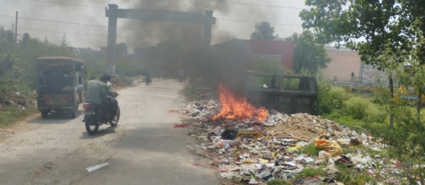 सुर सैनी नगर में कूड़े के ढेर में अज्ञात लोगों द्वारा लगाई गई आग से उठता घना धुआं, जिससे स्थानीय लोगों को सांस लेने में भारी परेशानी हुई।