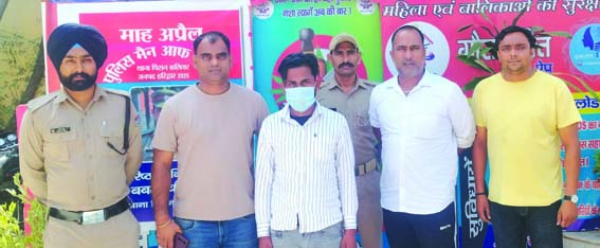 पुलिस गिरफ्त में आरोपित