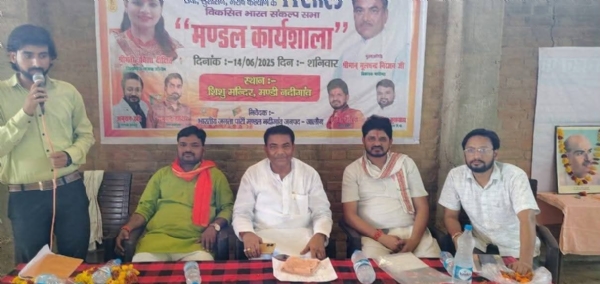 11 सालों के विकास कार्यों पर चर्चा करते विधायक