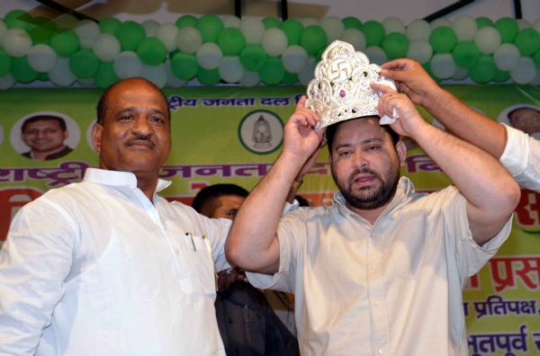 राजद भूतपूर्व सैनिक प्रकोष्ठ के कार्यकर्ता सम्मेलन में तेजस्वी यादव को सम्मानित करते