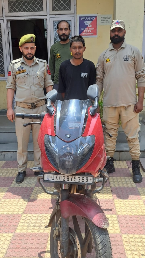 पीएस बाग-ए-बाहु ने  मोटरसाइकिल बरामद कर जानीपुर पुलिस को सौंपी