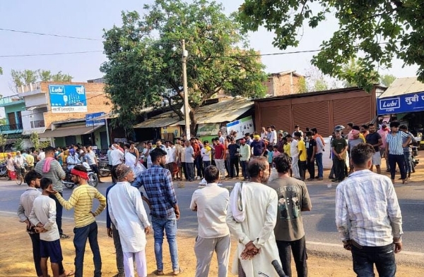 घटना के बाद सड़क पर ग्रामीणों की भीड़। घटना के बाद सड़क पर ग्रामीणों की भीड़।