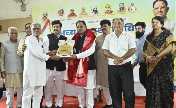 स्वास्थ्य शिविर में सेवा प्रदान करने वाले डॉक्टरों को सम्मानित करते हुए मुख्यमंत्री विष्णु देव साय