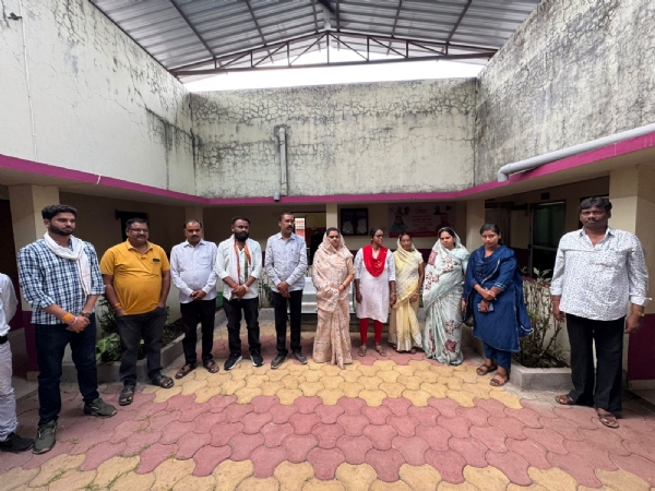 श्रद्धांजली सभा में उपस्थित नगरवासी।