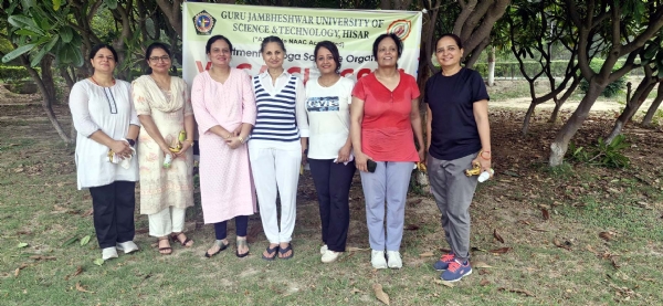 विभागाध्यक्ष प्रोफेसर शबनम जोशी के साथ डा. सत्या सावंत।