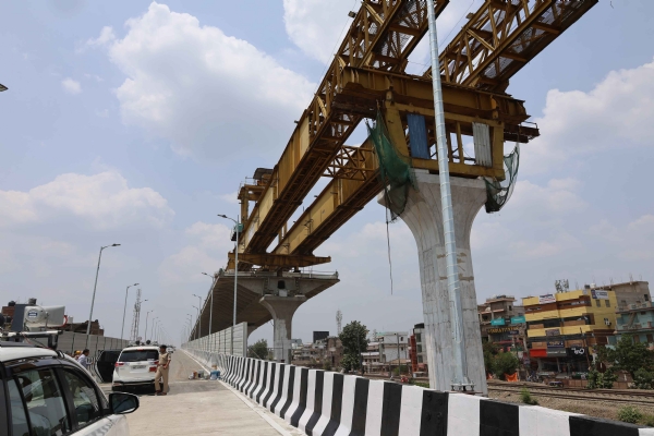 मीठापुर-महुली रोड का निरीक्षण करते मुख्यमंत्री  नीतीश कुमार