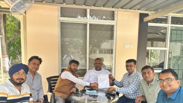 सांसद से मुलाकात करते चेंबर के सदस्‍य