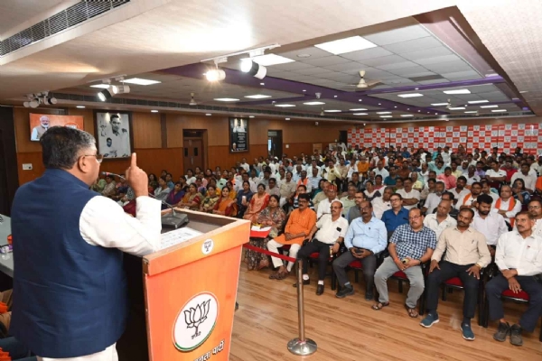 भाजपा कार्यालय में बुद्धिजीवी प्रकोष्ठ  की बैठक का   सम्बोधित करते  सांसद रविशंकर प्रसाद