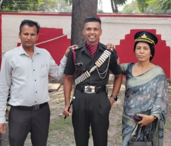 लेफ्टिनेंट तरुण सैनी अपने माता-पिता श्री वीरेंद्र सिंह सैनी व श्रीमती विनीता सैनी के साथ। वर्दी में बेटे को देख गर्व से भरे माता-पिता।