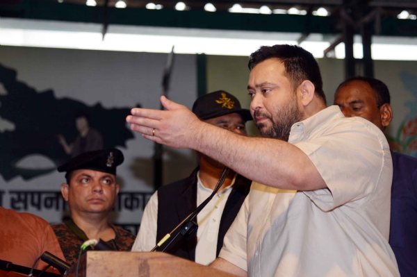 राजद भूतपूर्व सैनिक प्रकोष्ठ के कार्यकर्ता सम्मेलन में तेजस्वी यादव को सम्मानित करते