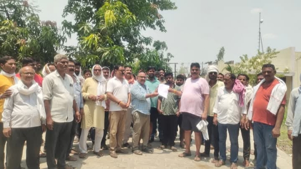 ग्रामीण प्रदर्शन करते हुए ज्ञापन देते हुए
