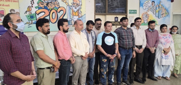 नागरिक अस्पताल में शोक व्यक्त करते हुए चिकित्सक।